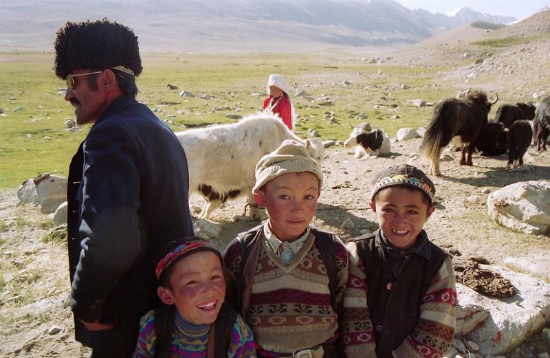 Kirghize_family_in_Elronok_004.jpg - Kirgiz chief of El ghonuk village and sons, big Pamir valley