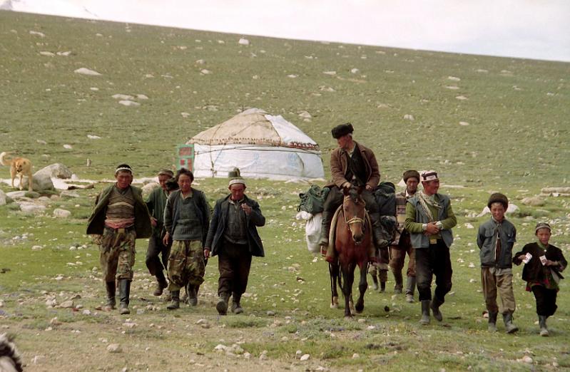 Welcome_kirghiz_comittee.jpg - a welcome committee rushing to see me closer...
