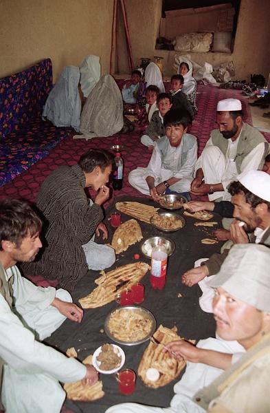 Tchaikane.jpg - Family lunch in a tchaikhane in Band-e-Amir