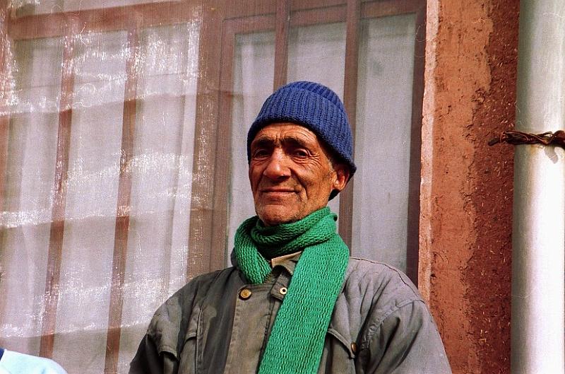 Abyaneh3.jpg - This man met in the street invited me to his home
