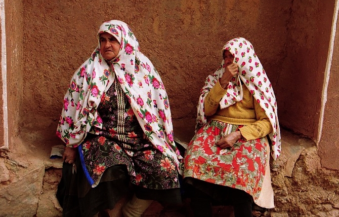 Abyaneh_women.jpg - Zoroastrian women do not wear the black chador but colorful clothes
