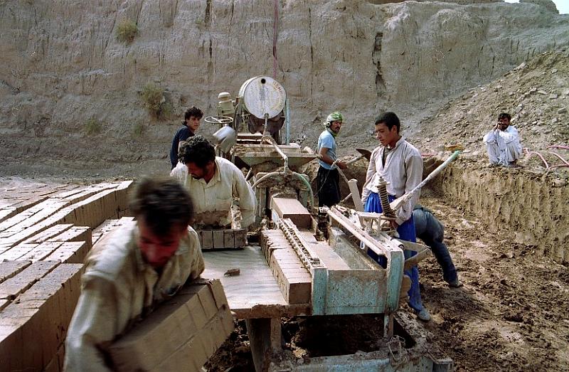 Afghan_refugees_in_Bam1.jpg - Afghan refugees working in a mud brick factory