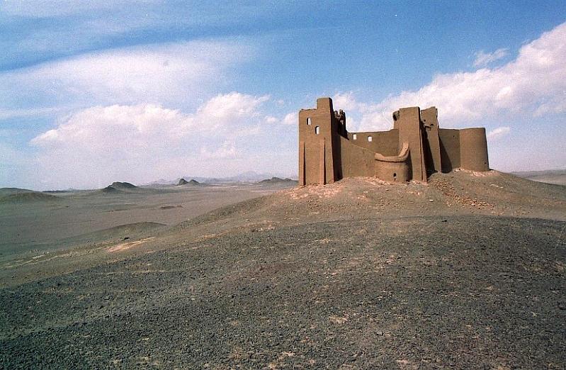 Bamdesert6.jpg - I walked three hours to reach this castle i could see clearly from the limit of Bam